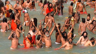 haridwar-kumbha 2021 ka pahle sahi sanan(maha shiv ratri)par hari kipudi par ganga sanana karte juna akare ka naga sadhu aursant。 タイヤ-SandeepSharma Haridwar Tel-09837410381